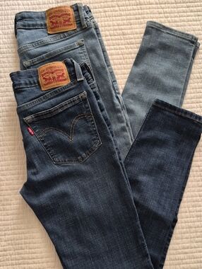 Levi's Women's Skinny Jeans in Dark and Light Blue Denim. Lot of 2